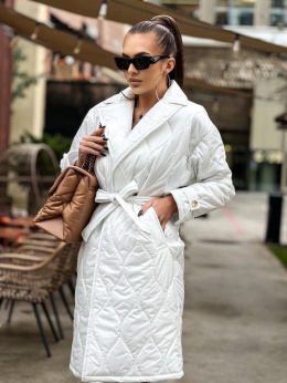 Płaszcz biały pikowany z wiązanym paskiem