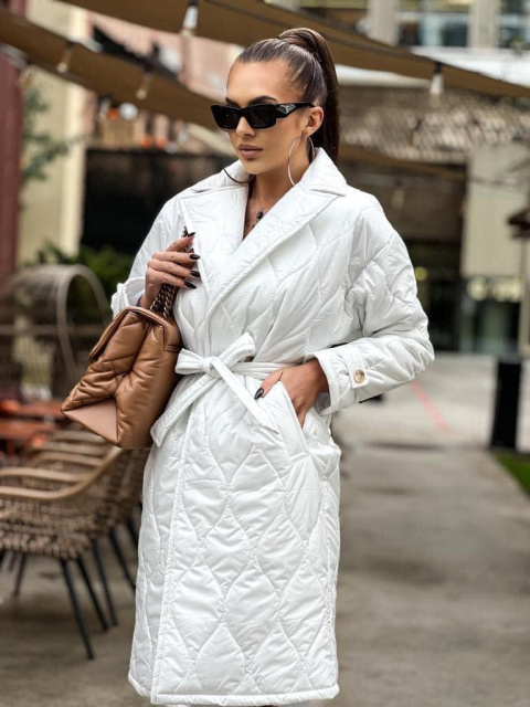 Płaszcz  biały  pikowany z wiązanym paskiem