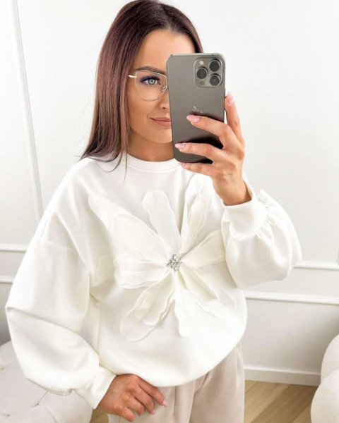 Bluza „Masełko" w kolorze białym z kwiatem 1424