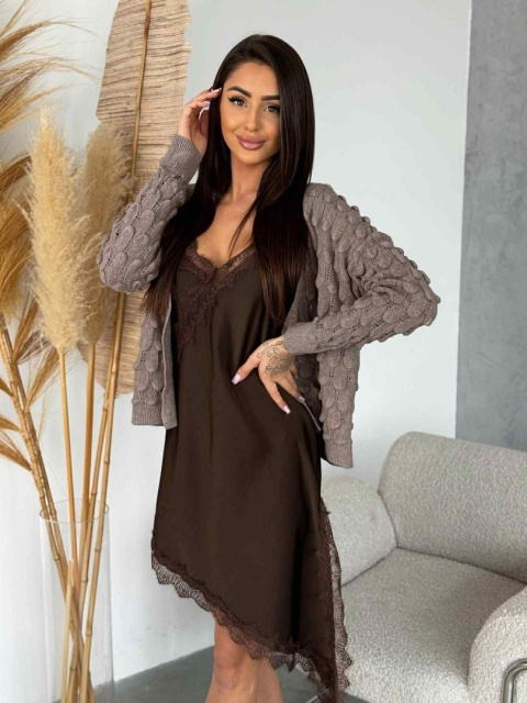 Sweter mocca z ozdobnym splotem 3D i guzikami 1568