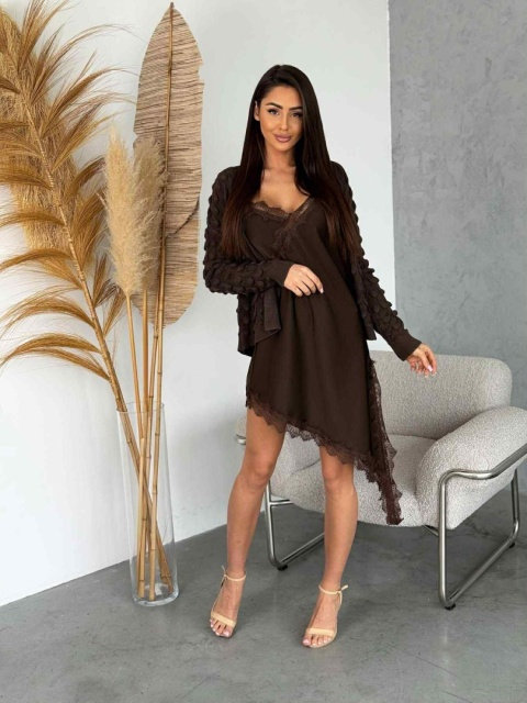 Sweter czekoladowy z ozdobnym splotem 3D i guzikami 1566