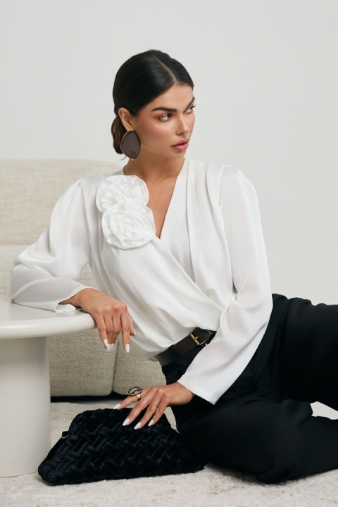 Elegancka kopertowa bluzka z kwiatami – White Rose 1596