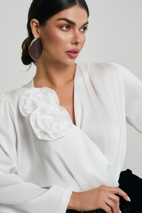 Elegancka kopertowa bluzka z kwiatami – White Rose 1596