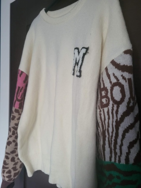 Sweter kremowy z naszywką „M” – wzorzyste rękawy 1606