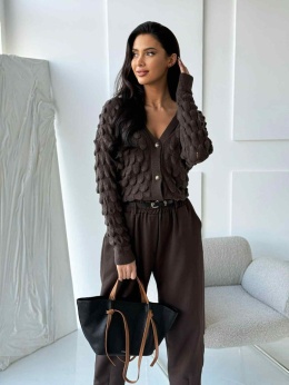 Sweter czekoladowy z ozdobnym splotem 3D i guzikami 1566