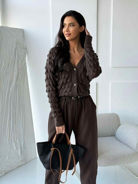 Sweter czekoladowy z ozdobnym splotem 3D i guzikami 1566