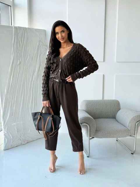 Sweter czekoladowy z ozdobnym splotem 3D i guzikami 1566