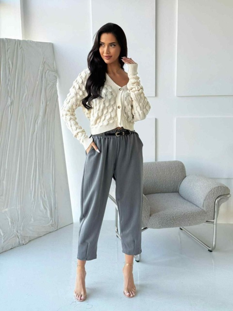 Sweter ecru z ozdobnym splotem 3D i guzikami 1567