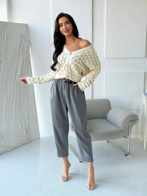 Sweter ecru z ozdobnym splotem 3D i guzikami 1567