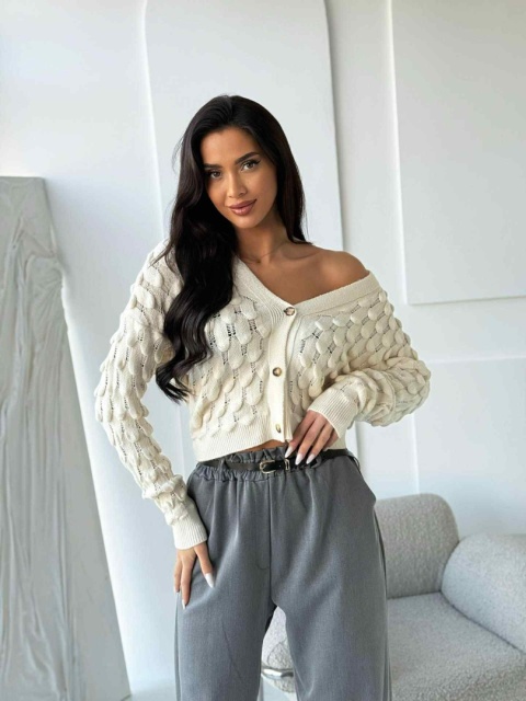 Sweter ecru z ozdobnym splotem 3D i guzikami 1567