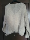 Sweter beżowy w czereśnie– wiązany 1604