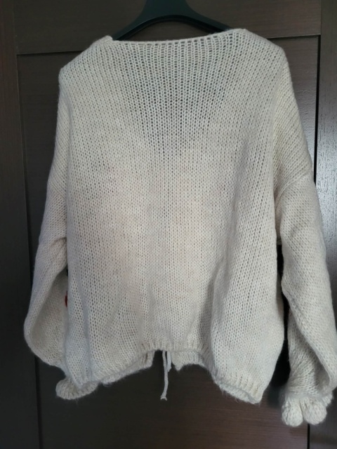 Sweter beżowy w czereśnie– wiązany 1604