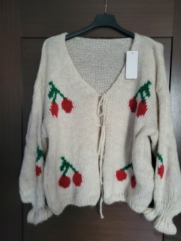 Sweter beżowy w czereśnie– wiązany 1604