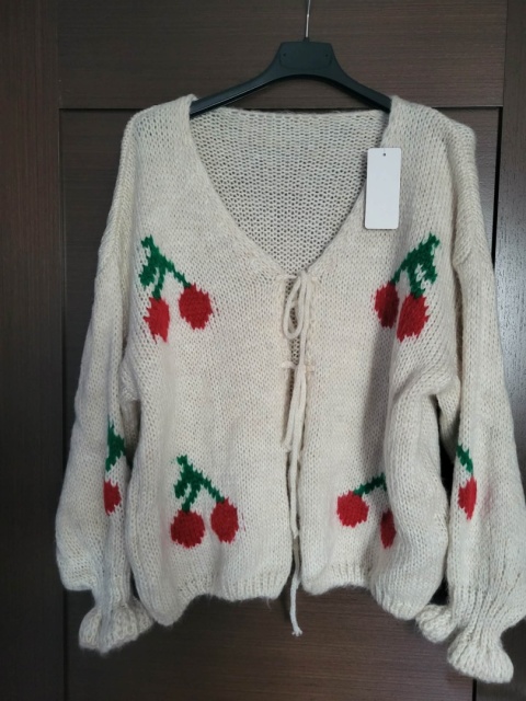 Sweter beżowy w czereśnie– wiązany 1604